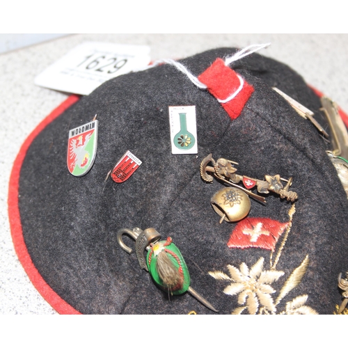 1629 - Vintage Jamboree cap with a selection of badges