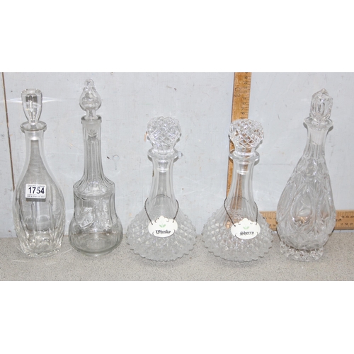 1754 - 5 vintage crystal decanters with stoppers, with 2 decanter labels