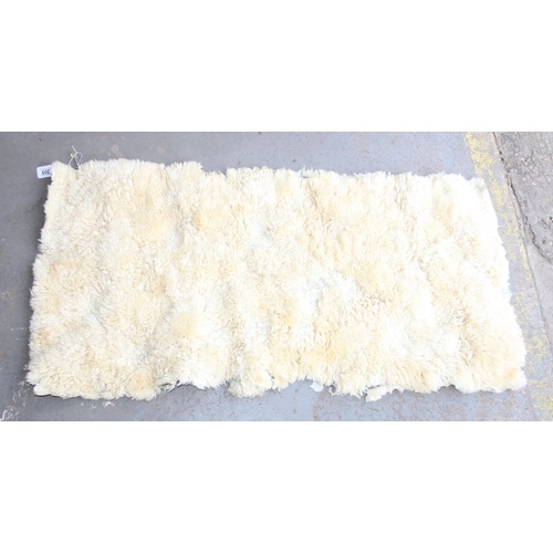 205 - Sheepskin rug, approx 130cm x 67cm