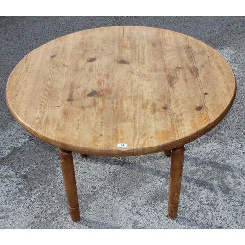 94 - Vintage round pine dining table with turned legs approx 112cm x 77cm