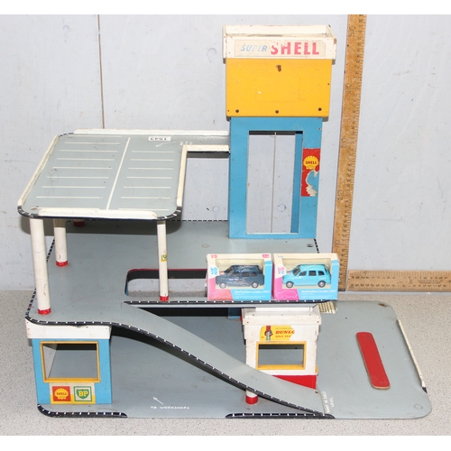 1543 - Vintage child's toy garage with painted detail including ramp and rise and fall lift - includes two ... 