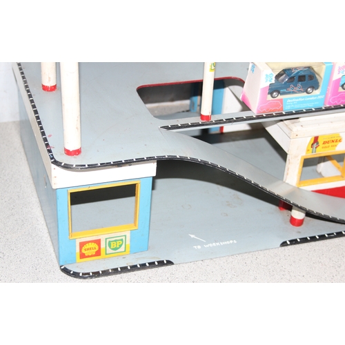 1543 - Vintage child's toy garage with painted detail including ramp and rise and fall lift - includes two ... 