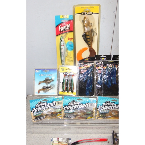 724 - Medium to large fishing lures/rigs all with hooks