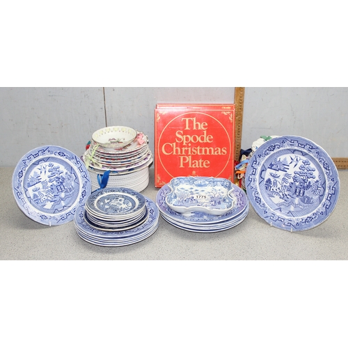 1775 - Large qty of Old Willow pattern blue and white plates, and a qty of collectors plates to incl Spode ... 