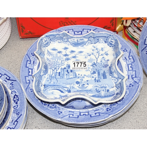 1775 - Large qty of Old Willow pattern blue and white plates, and a qty of collectors plates to incl Spode ... 