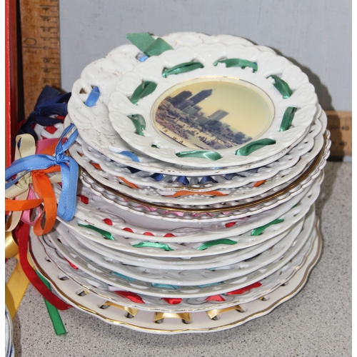 1775 - Large qty of Old Willow pattern blue and white plates, and a qty of collectors plates to incl Spode ... 