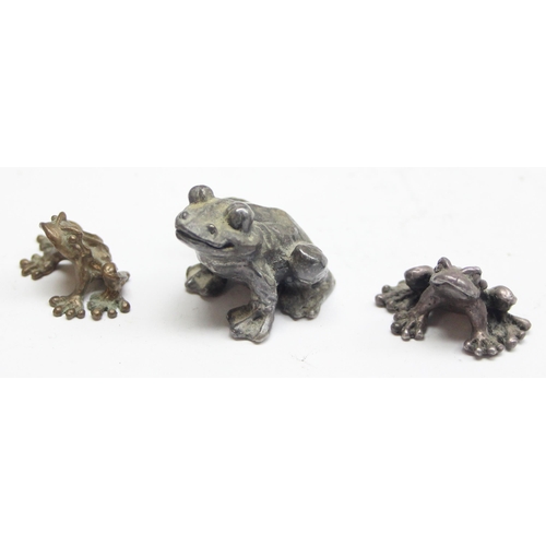 1004 - A miniature cast silver frog, London 1965 by DSP, approx 25mm wide and 2 other small model frogs, on... 