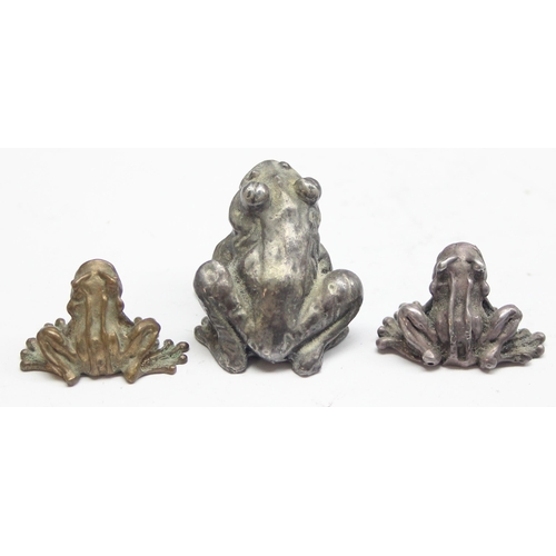 1004 - A miniature cast silver frog, London 1965 by DSP, approx 25mm wide and 2 other small model frogs, on... 