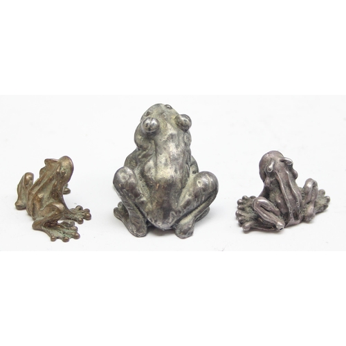 1004 - A miniature cast silver frog, London 1965 by DSP, approx 25mm wide and 2 other small model frogs, on... 