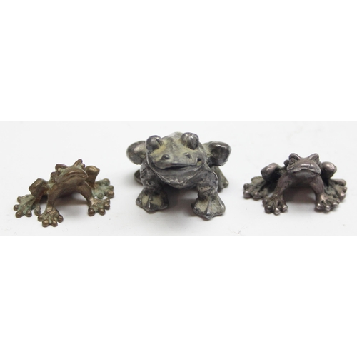 1004 - A miniature cast silver frog, London 1965 by DSP, approx 25mm wide and 2 other small model frogs, on... 