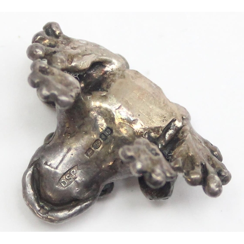 1004 - A miniature cast silver frog, London 1965 by DSP, approx 25mm wide and 2 other small model frogs, on... 