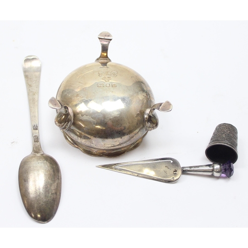 1018 - Qty of assorted silver items to inc a silver salt, London 1955 by Harrods, a silver spoon, silver th... 