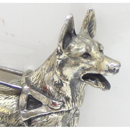 1030 - A vintage silver plated model of a German Shepherd or Alsatian, approx 14cm wide, with screw thread ... 