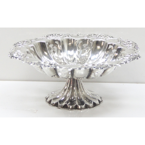 1040 - An Edwardian highly decorative silver pedestal bonbon dish with pierced decoration, Birmingham 1903 ... 