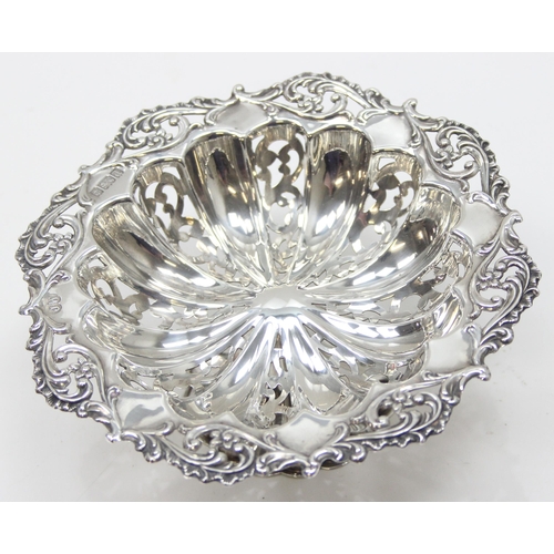 1040 - An Edwardian highly decorative silver pedestal bonbon dish with pierced decoration, Birmingham 1903 ... 