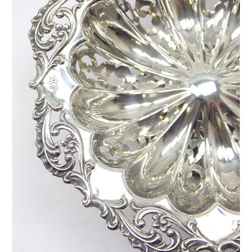 1040 - An Edwardian highly decorative silver pedestal bonbon dish with pierced decoration, Birmingham 1903 ... 