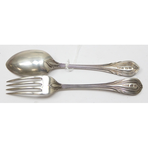 1042 - An Edwardian boxed silver spoon and fork set, Sheffield 1905 by Joseph Rodgers, silver weight approx... 