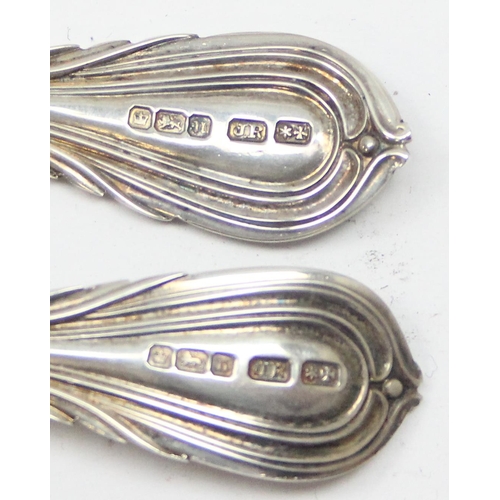 1042 - An Edwardian boxed silver spoon and fork set, Sheffield 1905 by Joseph Rodgers, silver weight approx... 