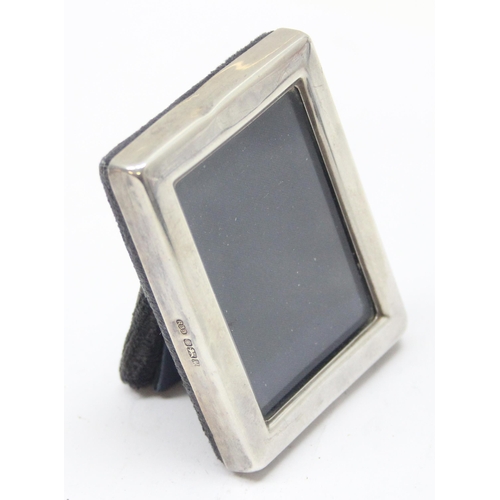 1044 - A small silver mounted photograph frame, Sheffield 1986, approx 7cm x 5cm