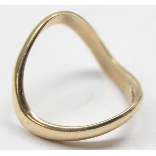 1105 - An unusual retro 9ct gold double wishbone ring, Birmingham 1967, approx size R, approx 3.81g gross