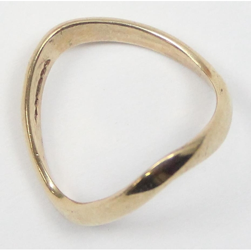 1105 - An unusual retro 9ct gold double wishbone ring, Birmingham 1967, approx size R, approx 3.81g gross