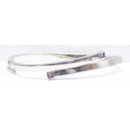 1133 - A retro style 9ct white gold bangle set with 2 square cut amethysts, marked 375 and XRF confirmed, a... 