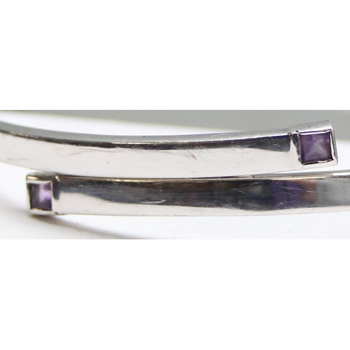 1133 - A retro style 9ct white gold bangle set with 2 square cut amethysts, marked 375 and XRF confirmed, a... 