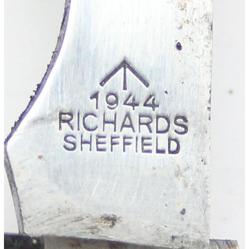 1451 - A WW2 period 1944 dated British military folding jack knife by Richards of Sheffield