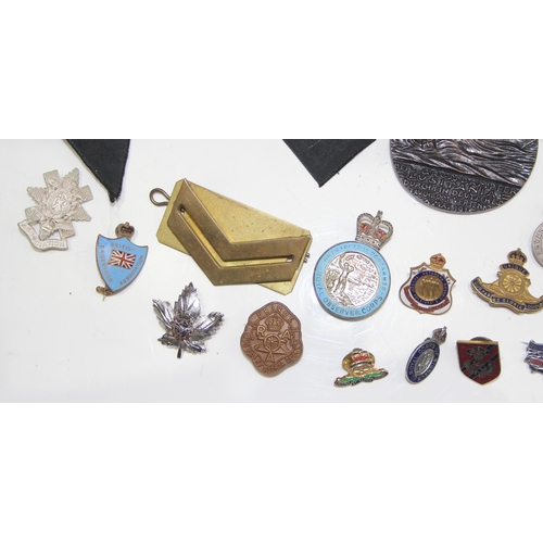 1462 - A large qty of assorted militaria to inc badges, medals, Royal Navy cap tallies etc