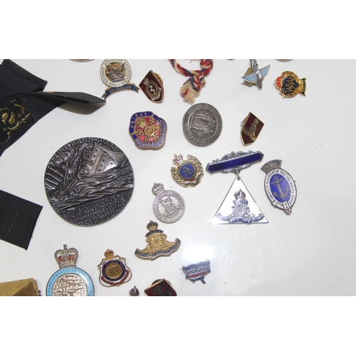 1462 - A large qty of assorted militaria to inc badges, medals, Royal Navy cap tallies etc