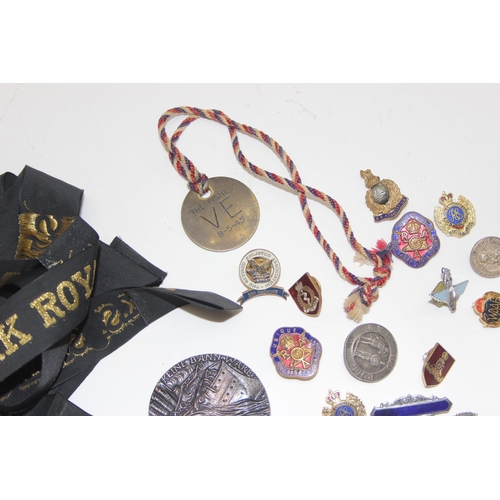 1462 - A large qty of assorted militaria to inc badges, medals, Royal Navy cap tallies etc