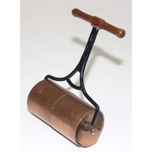 1646 - A miniature vintage hand made copper and wooden garden roller, superb quality with weighted base to ... 