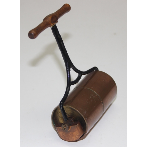 1646 - A miniature vintage hand made copper and wooden garden roller, superb quality with weighted base to ... 