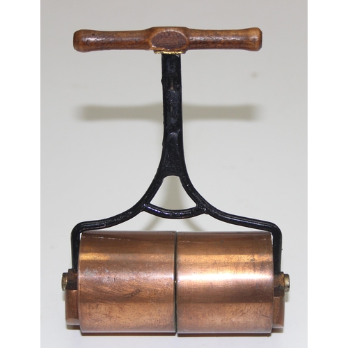 1646 - A miniature vintage hand made copper and wooden garden roller, superb quality with weighted base to ... 