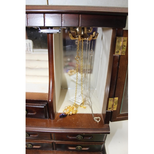 1139 - Qty of costume jewellery and a cabinet style jewellery box/store with contents