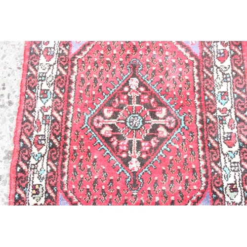 218 - A small red ground Persian Hamadan rug, approx 92cm x 65cm