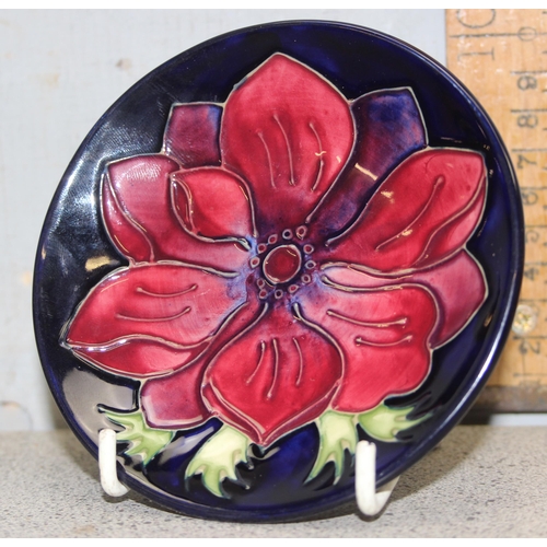 1612 - A vintage Moorcroft Anemone pattern shallow dish, various stamped marks verso, approx 12cm in diamet... 