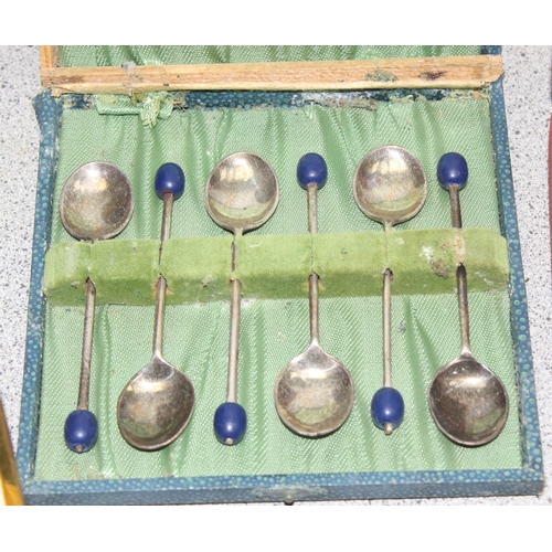 1652 - Qty of assorted small interesting misc items to inc jewellery, silver plate bean end spoons etc