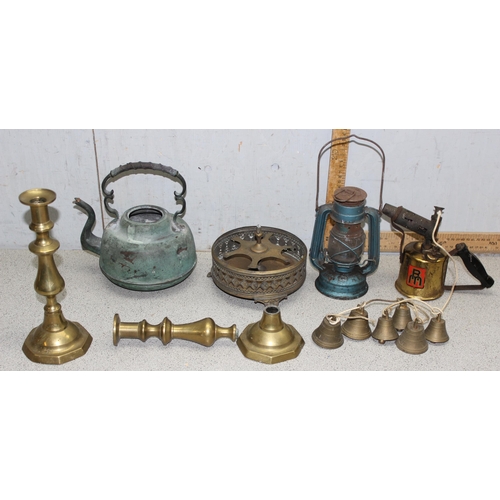 1808 - Qty of mixed metalware items to include a blue Globe brand midget no. 202 lamp and an RM blow lamp