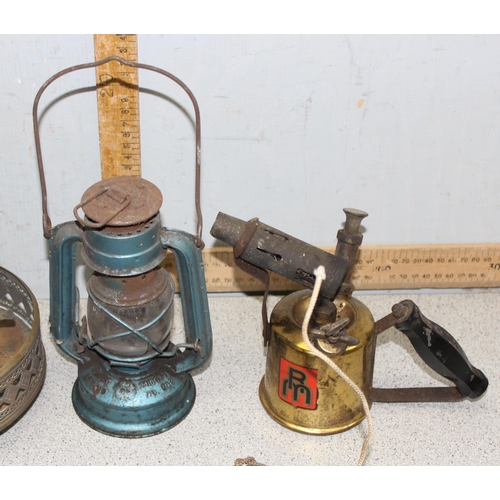 1808 - Qty of mixed metalware items to include a blue Globe brand midget no. 202 lamp and an RM blow lamp