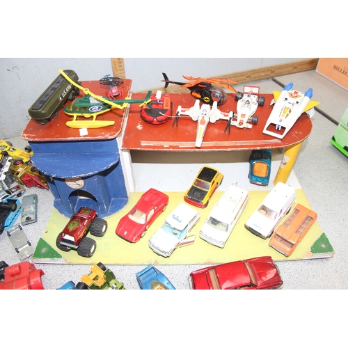 1519A - Vintage painted toy garage and a qty of toy vehicles to incl Corgi, Dinky, Matchbox etc