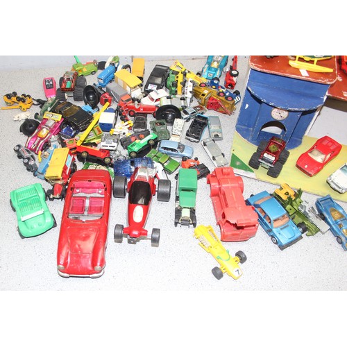 1519A - Vintage painted toy garage and a qty of toy vehicles to incl Corgi, Dinky, Matchbox etc