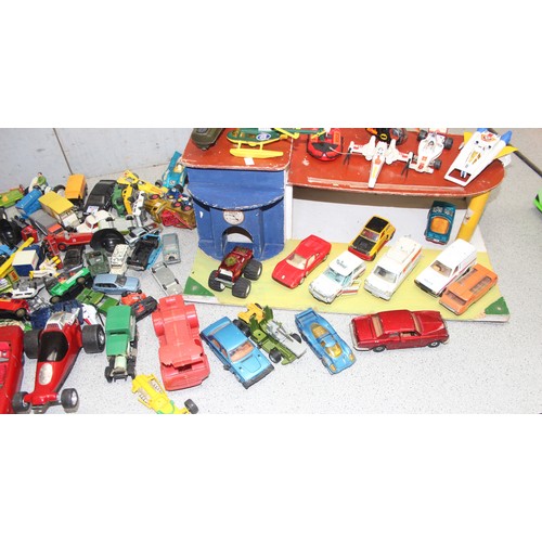 1519A - Vintage painted toy garage and a qty of toy vehicles to incl Corgi, Dinky, Matchbox etc