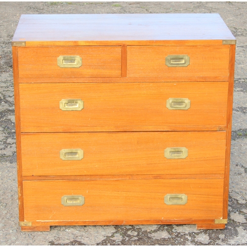 7 - A vintage 2 over 3 campaign style chest of drawers with recessed brass handles and brass corners, po... 