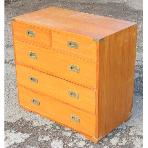 7 - A vintage 2 over 3 campaign style chest of drawers with recessed brass handles and brass corners, po... 