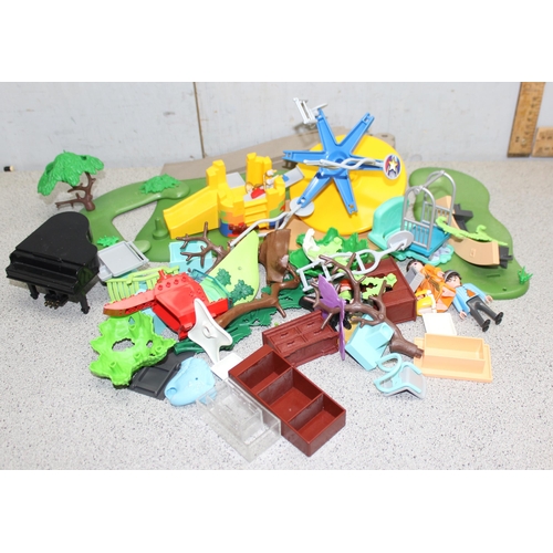 1502 - Playmobil buildings and large qty of accessories