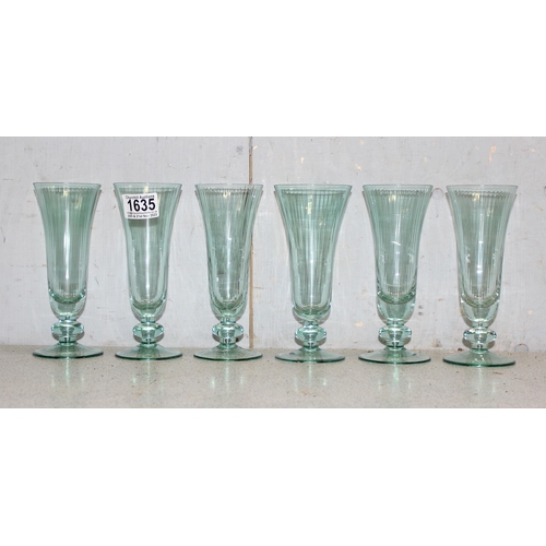 1635 - Set of 6 antique style ribbed and champagne flutes