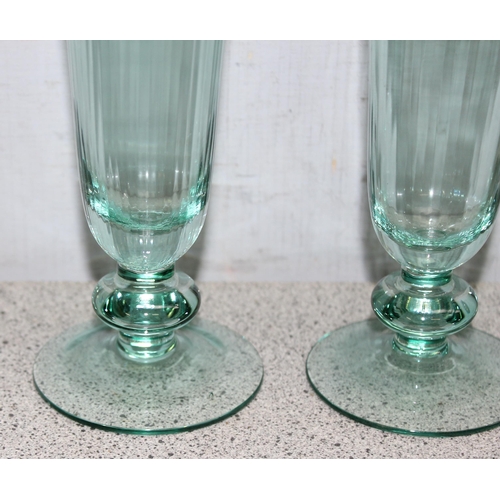 1635 - Set of 6 antique style ribbed and champagne flutes