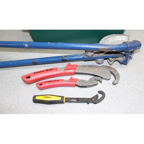 805 - Qty of plumping tools in carry green carry box, to incl pipe fittings, pipe bender, pipe cutters etc