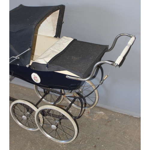 1512 - A vintage Silver Cross type baby's pram with hood, approx 44cm wide x 97cm deep x 86cm tall